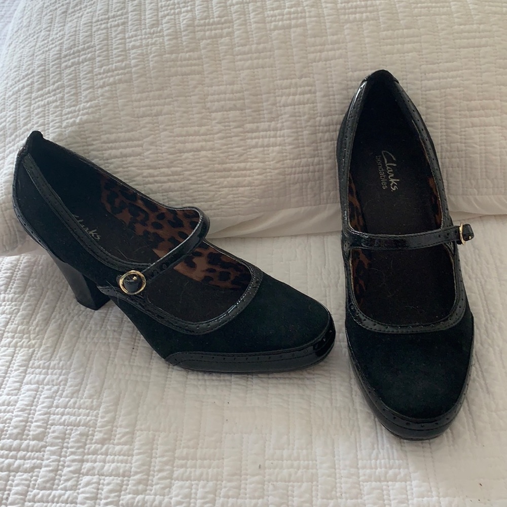 Beautiful velveteen with leopard lining heel